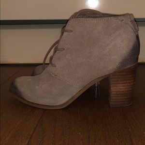 TOMS desert taupe lace up boogie - BARELY WORN